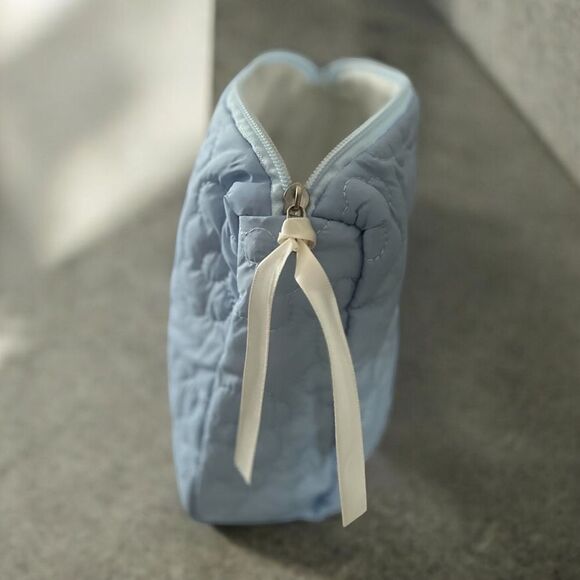 Quilted Sky Blue Floral Makeup Bag NWOT - Picture 2 of 4